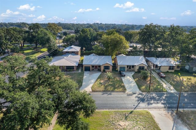 703 Cedar Street, Hearne, TX 77859