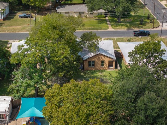 703 Cedar Street, Hearne, TX 77859