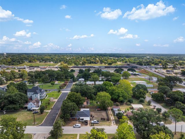 703 Cedar Street, Hearne, TX 77859