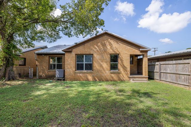 703 Cedar Street, Hearne, TX 77859