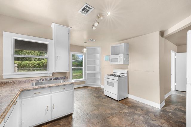 703 Cedar Street, Hearne, TX 77859