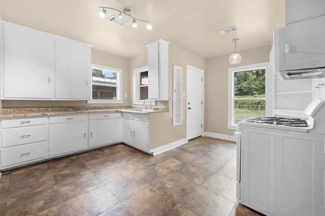 703 Cedar Street, Hearne, TX 77859