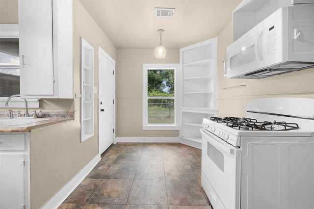 703 Cedar Street, Hearne, TX 77859