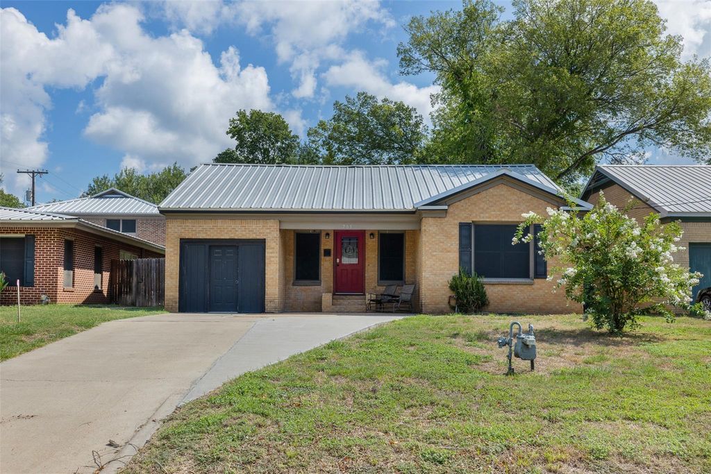 703 Cedar Street, Hearne, TX 77859