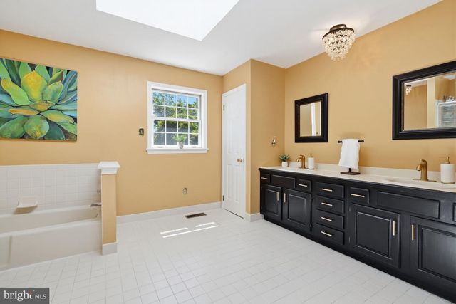 16 JENNIFER LN, Churchville, PA 18966
