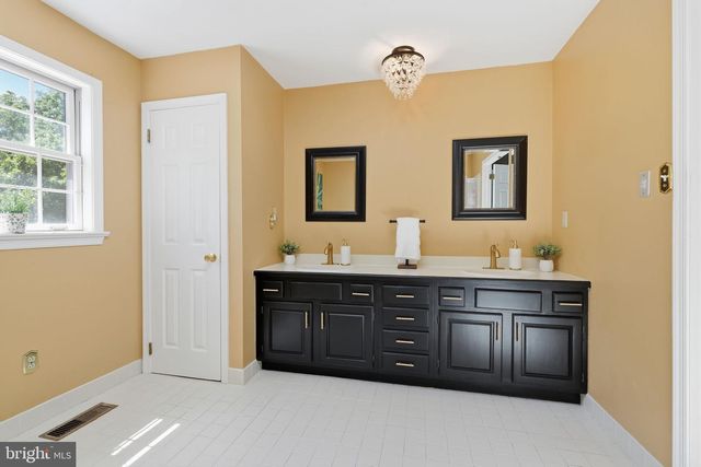16 JENNIFER LN, Churchville, PA 18966