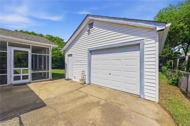 51 Longwood DR, Hampton, VA 23669