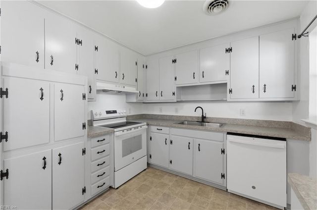 51 Longwood DR, Hampton, VA 23669