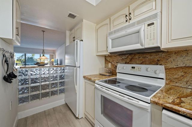140 NE 28th Avenue 406, Pompano Beach, FL 33062