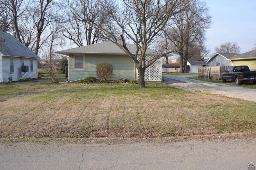 414 Lincoln ST, Osage City, KS 66523