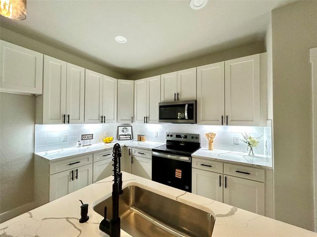 120 Kaelepulu DR, Bastrop, TX 78602