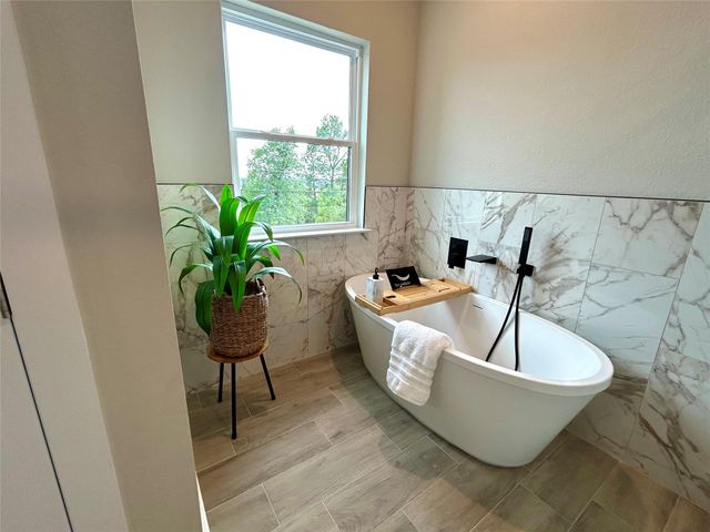 120 Kaelepulu DR, Bastrop, TX 78602