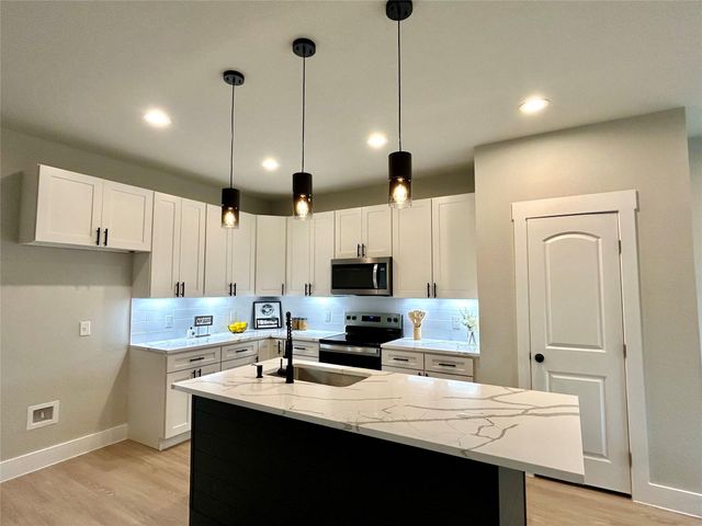 120 Kaelepulu DR, Bastrop, TX 78602