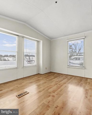 11 CREEKSIDE DR, West Grove, PA 19390