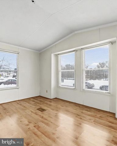 11 CREEKSIDE DR, West Grove, PA 19390