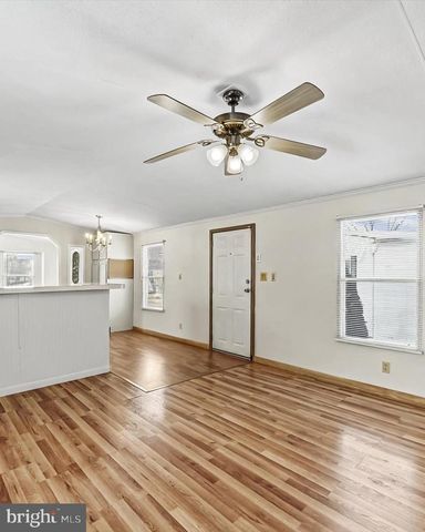 11 CREEKSIDE DR, West Grove, PA 19390