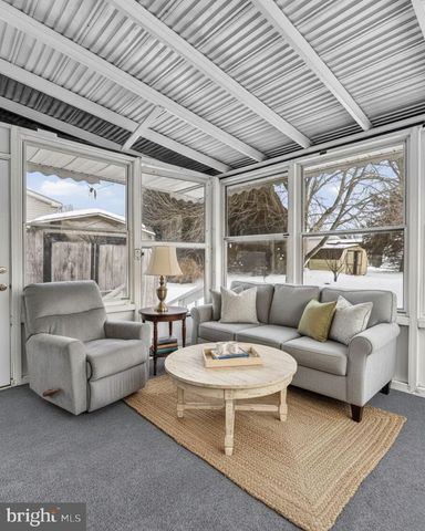 11 CREEKSIDE DR, West Grove, PA 19390