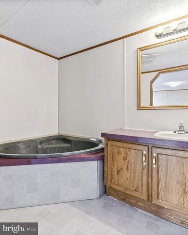 11 CREEKSIDE DR, West Grove, PA 19390