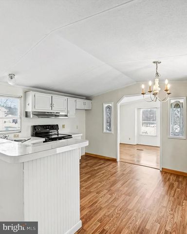 11 CREEKSIDE DR, West Grove, PA 19390