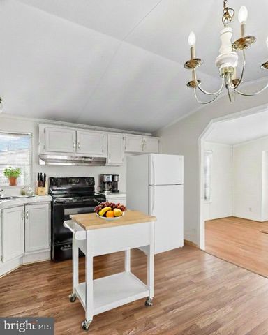 11 CREEKSIDE DR, West Grove, PA 19390