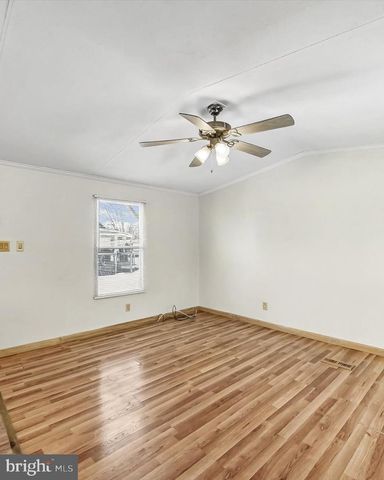 11 CREEKSIDE DR, West Grove, PA 19390