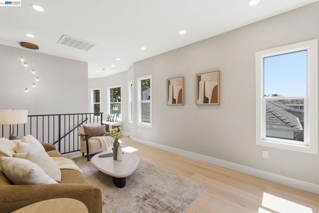 1026 54Th St, Oakland, CA 94608