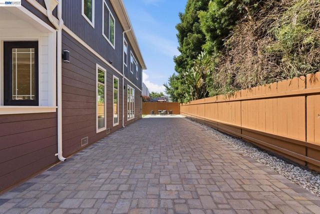 1026 54Th St, Oakland, CA 94608