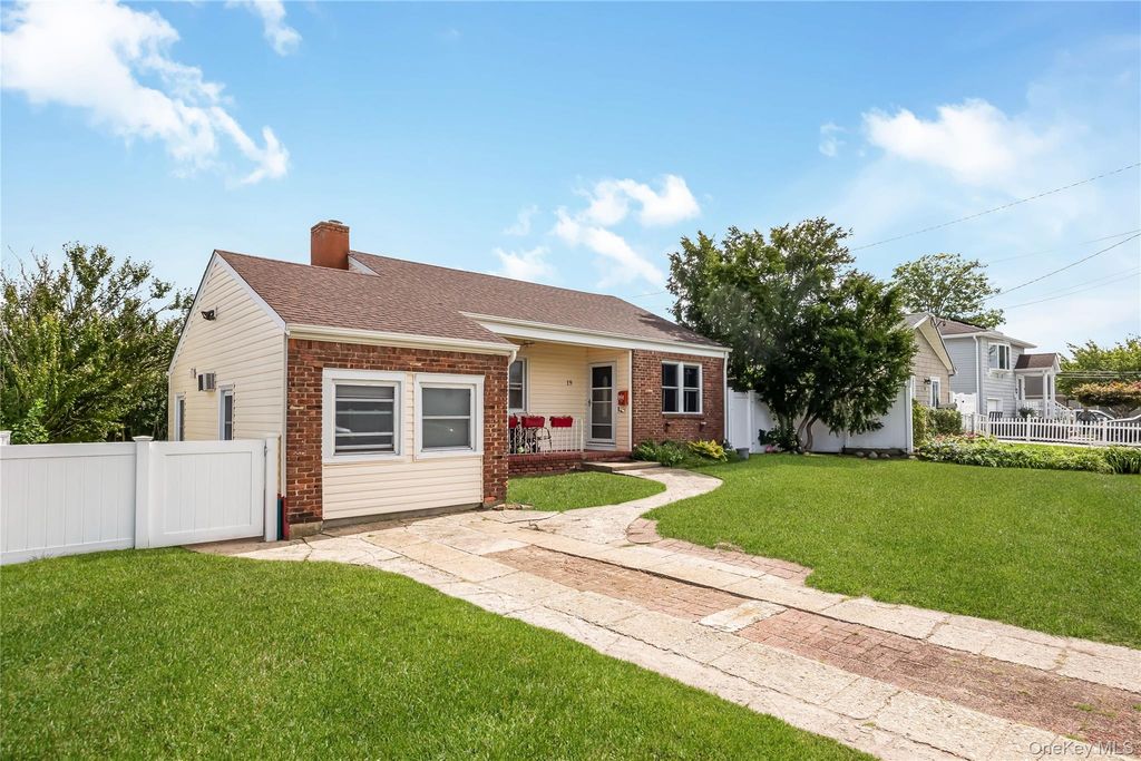 19 Rainbow Lane, Lindenhurst, NY 11757 — photo 2