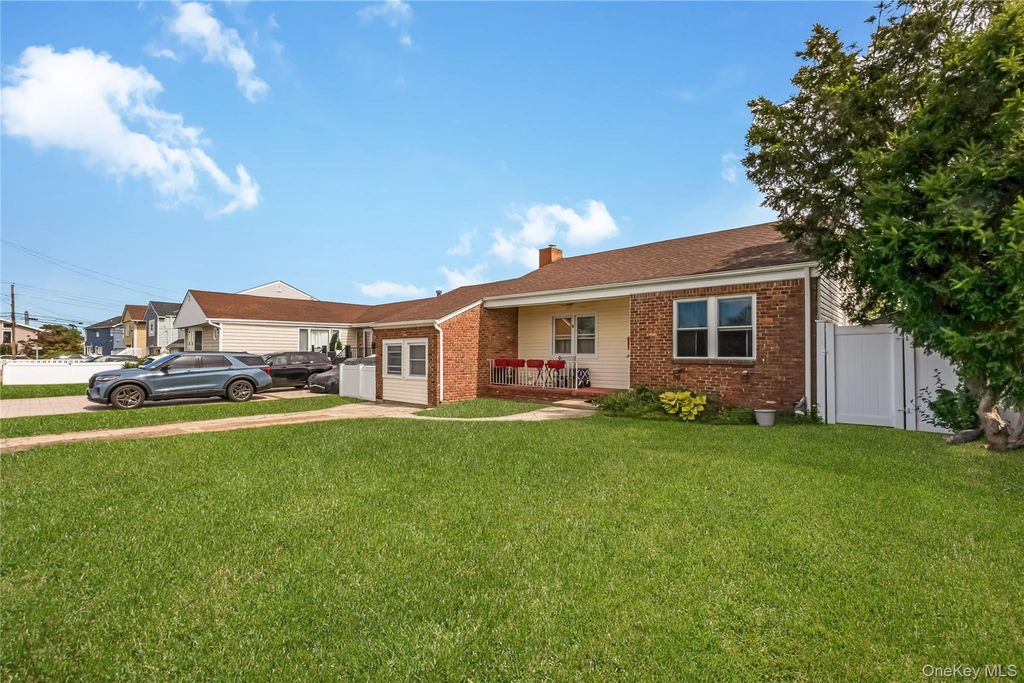 19 Rainbow Lane, Lindenhurst, NY 11757 — photo 3