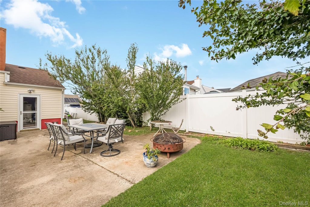 19 Rainbow Lane, Lindenhurst, NY 11757 — photo 4