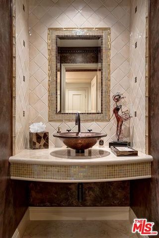 10212 Briarwood Drive, Los Angeles, CA 90077