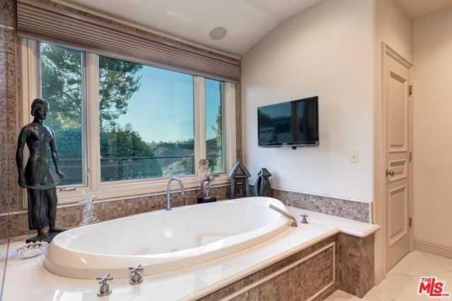 10212 Briarwood Drive, Los Angeles, CA 90077