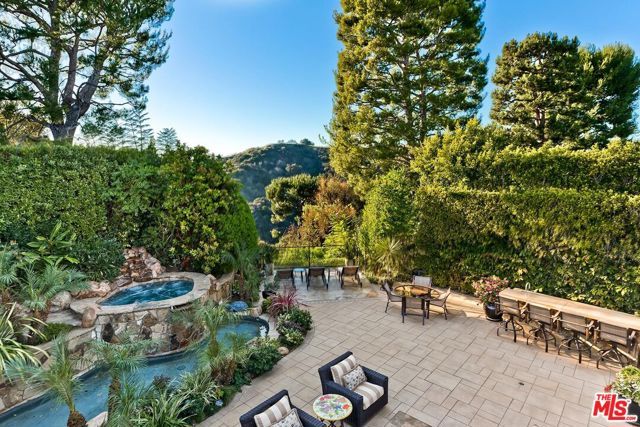 10212 Briarwood Drive, Los Angeles, CA 90077