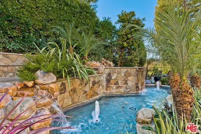 10212 Briarwood Drive, Los Angeles, CA 90077