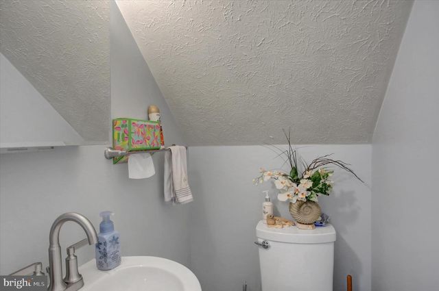 1077 PROGRESS RD, Chambersburg, PA 17201