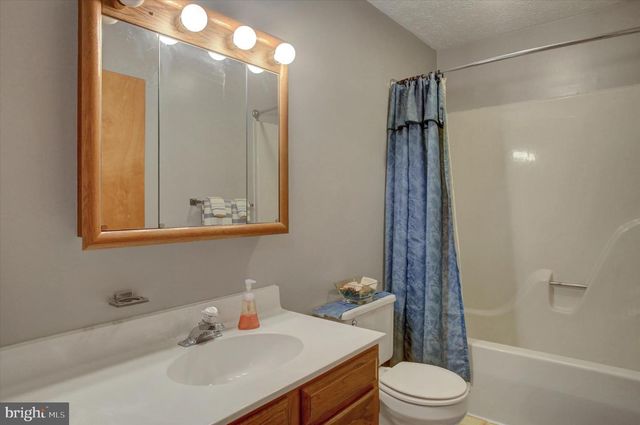 1077 PROGRESS RD, Chambersburg, PA 17201