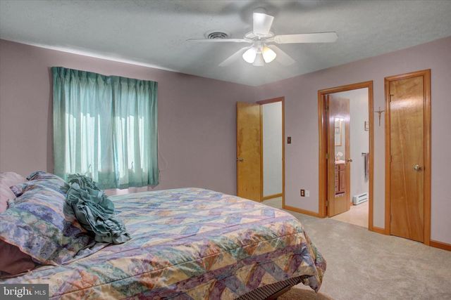 1077 PROGRESS RD, Chambersburg, PA 17201