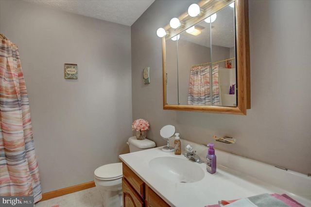 1077 PROGRESS RD, Chambersburg, PA 17201