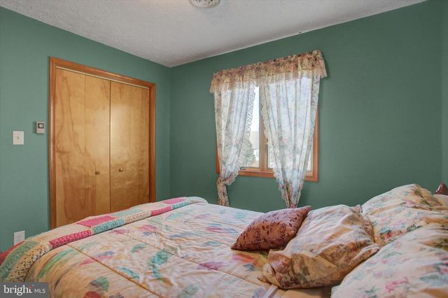 1077 PROGRESS RD, Chambersburg, PA 17201