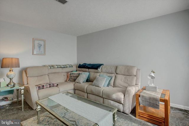 1077 PROGRESS RD, Chambersburg, PA 17201