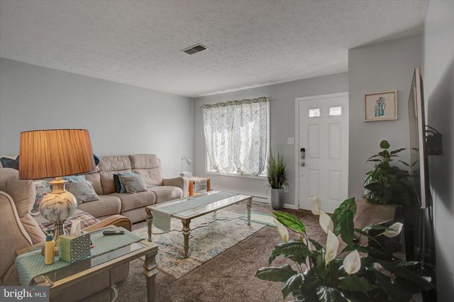 1077 PROGRESS RD, Chambersburg, PA 17201