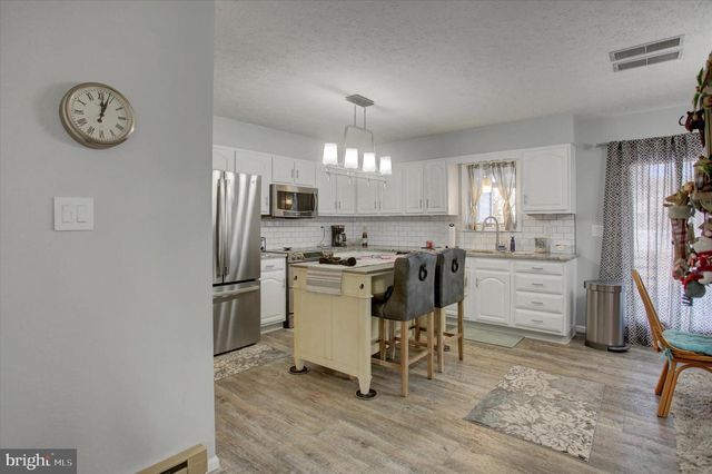 1077 PROGRESS RD, Chambersburg, PA 17201