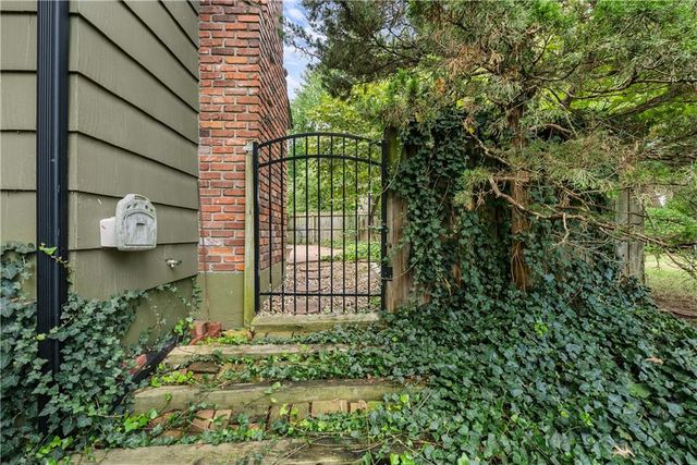 12818 Oakmont Drive, Kansas City, MO 64145