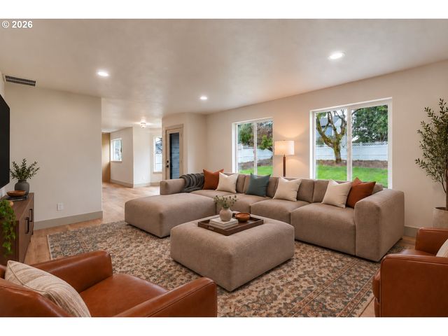 2770 FOXHAVEN Dr Se, Salem, OR 97306