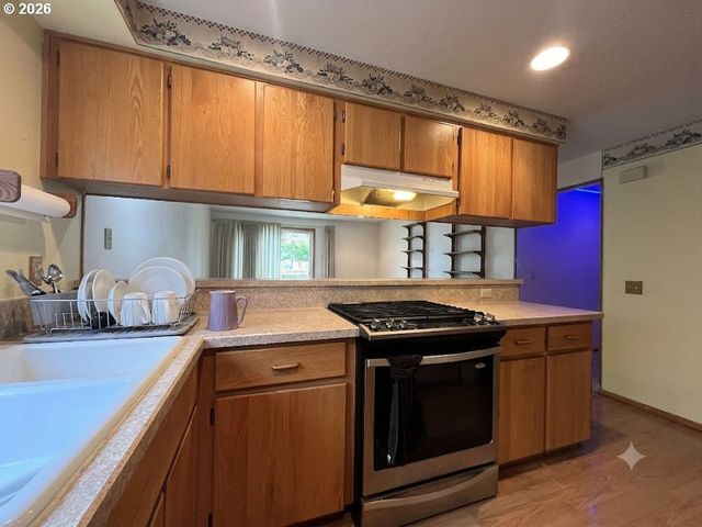 6844 Se BORWICK St, Hillsboro, OR 97123