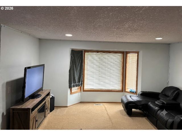 6844 Se BORWICK St, Hillsboro, OR 97123