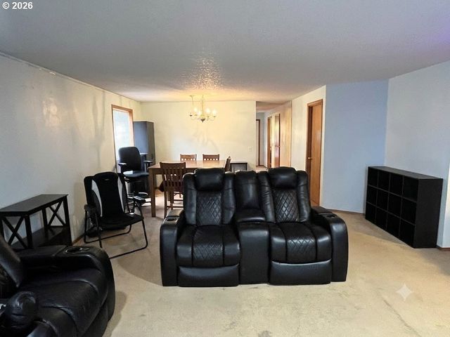 6844 Se BORWICK St, Hillsboro, OR 97123