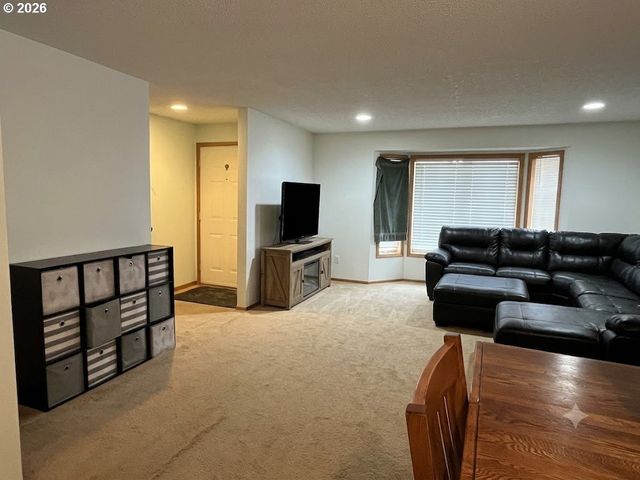 6844 Se BORWICK St, Hillsboro, OR 97123