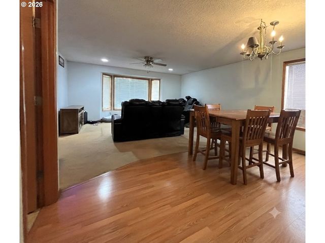 6844 Se BORWICK St, Hillsboro, OR 97123