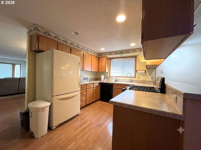 6844 Se BORWICK St, Hillsboro, OR 97123
